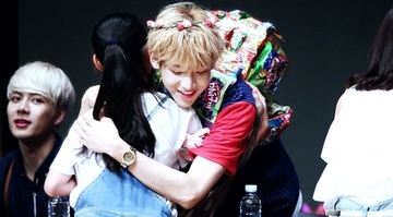 Nhung hanh dong bi phan doi cua nguoi ham mo Kpop hinh anh