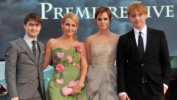 Tac gia 'Harry Potter' don tuoi 55 sau vu miet thi nguoi chuyen gioi hinh anh