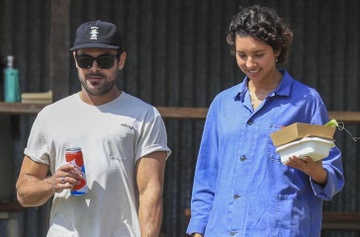 Zac Efron muon dinh cu Australia vi Vanessa Valladares hinh anh
