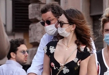 Dominic West so Lily James ke lai chuyen ngoai tinh hinh anh