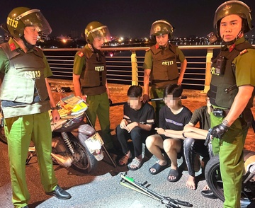Nhom thieu nien mang theo sung tu che phong xe bat mang hinh anh