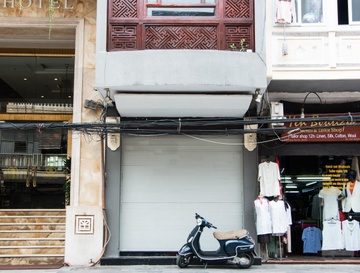Cua hang Khaisilk thao bien hieu, lang le tu sua ben trong hinh anh
