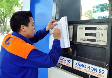 Ly do gia xang nhap ha 50%, Viet Nam chi giam 4.200 dong/lit hinh anh