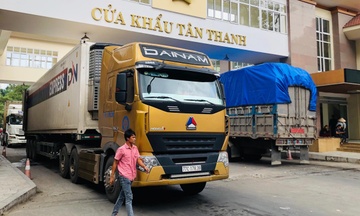 Cua khau Tan Thanh se duoc thong quan ca vao cuoi tuan hinh anh