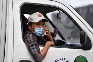 Pho thu tuong yeu cau uu tien tiem vaccine cho lai xe hinh anh