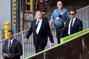 Elon Musk muon kien Microsoft hinh anh