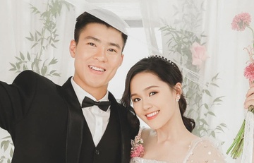 Ban gai dang anh Duy Manh cam cui viet danh sach moi khach dam cuoi hinh anh