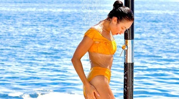 'Bond girl' dang loat anh goi cam sau khi tu khoi Covid-19 hinh anh
