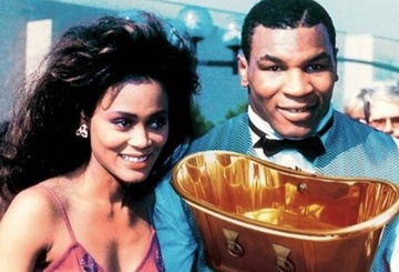 Mike Tyson tung mua bon tam bang vang tri gia 2,2 trieu USD hinh anh