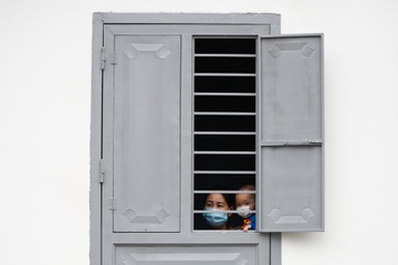 Ngay dau cach ly xa hoi nghiem ngat tai Hai Duong hinh anh