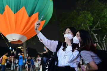 Pho di bo Ha Noi chat kin nguoi xem khinh khi cau hinh anh