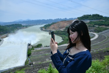 Nguoi dan di xem ho Hoa Binh xa lu hinh anh
