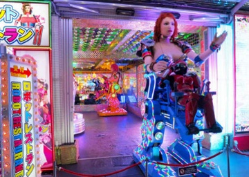 Ghe tham nha hang 'robot' sexy o pho den do Tokyo hinh anh