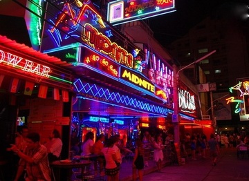 Ben trong quan bar o cho den do Patpong hinh anh