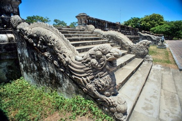 Nhung ham ho chon giau vang bac trong Tu Cam thanh Hue hinh anh