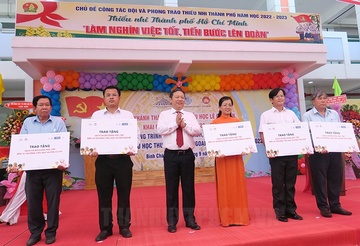 TP.HCM trao tang sach cho 50 thu vien cac truong tieu hoc ngoai thanh hinh anh
