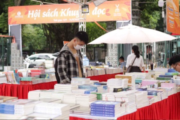 Phien cho khuyen doc nuoi duong tinh yeu sach, lan toa van hoa doc hinh anh