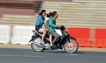 Du luat cam phu nu mac vay ngan bi phan doi kich liet o Campuchia hinh anh