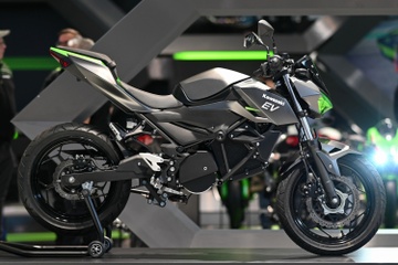 Moto dien Kawasaki EV co thiet ke giong Z400 hinh anh