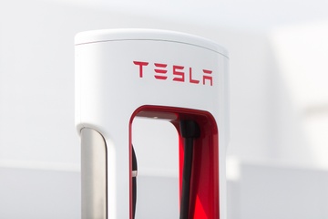 Nhan vien kien Tesla vi bi quay roi tinh duc hinh anh