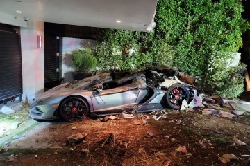 Xe tai gay tai nan khien Lamborghini Aventador SVJ hu hong nang hinh anh