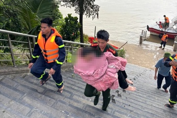 'Nghẹt thở' cảnh cứu nữ sinh nhảy cầu Vĩnh Tuy