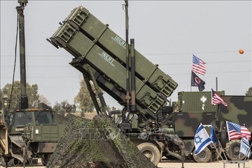 Axios: Tong thong Trump cam ket gui 10 ten lua Patriot cho Ukraine hinh anh