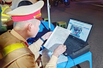 CSGT Ha Noi trich xuat camera hanh trinh phat hien hang loat vi pham hinh anh