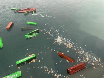 80 container của Evergreen rơi xuống biển ở Nam Mỹ