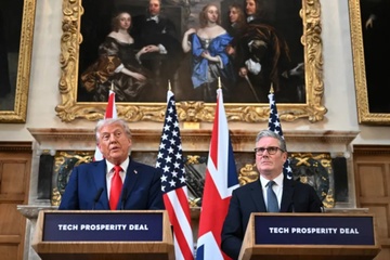 Hinh anh rat khac cua Tong thong Trump trong chuyen cong du Anh lan 2 hinh anh