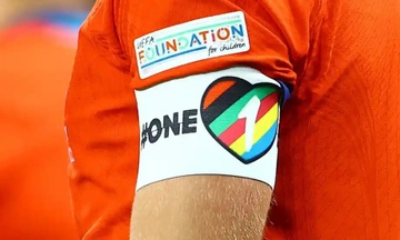 Bi cam o World Cup nhung bang OneLove van 'chay hang' hinh anh