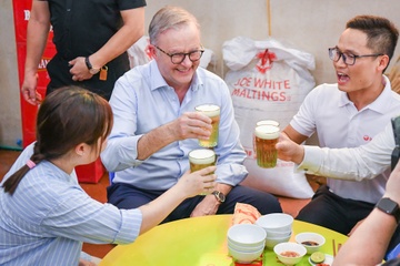 Thu tuong Australia an banh mi, uong bia hoi via he o Ha Noi hinh anh