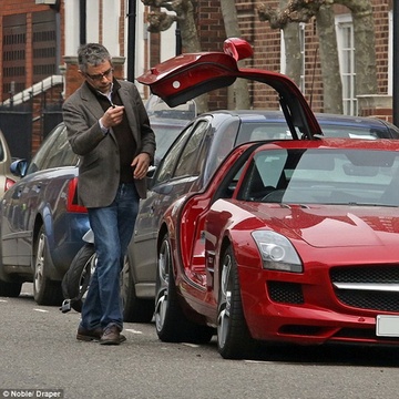 Mr Bean loay hoay voi xe do moi hinh anh