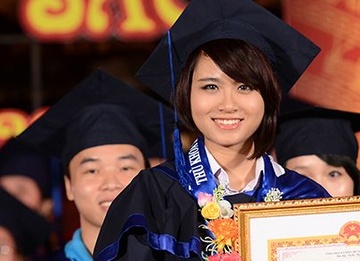 Nhung nu thu khoa xinh dep trong le vinh danh hinh anh
