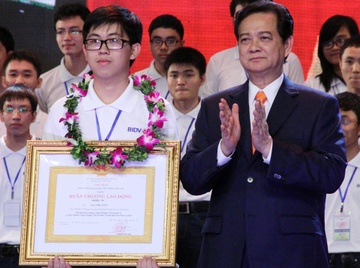 Thu tuong xuc dong om ‘cau be vang’ Vat ly hinh anh