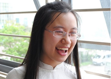 Co gai Viet be nho chinh phuc dinh Havard hinh anh