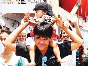 Chang trai Viet boi tu bien Truong Sa toi Philippines hinh anh