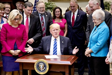 Ong Trump ngoi ban 'ti hon' ky sac lenh hinh anh