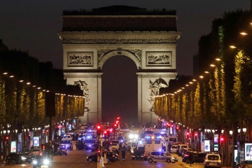Paris: Xa sung giua dai lo Champs Elysees, mot canh sat thiet mang hinh anh