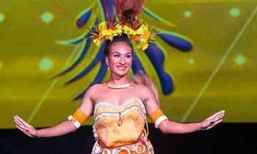 Hoa hau Papua New Guinea bi tuoc vuong mien vi video khieu vu hinh anh