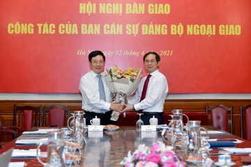 Bo truong Ngoai giao Bui Thanh Son nhan ban giao nhiem vu hinh anh
