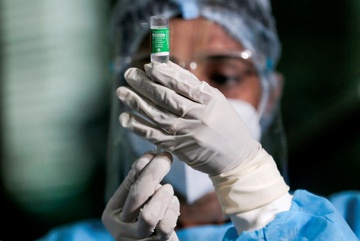 Omicron khien nhieu nuoc tang toc tiem lieu vaccine bo sung hinh anh
