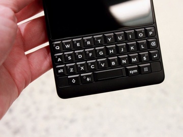 Ban phim vat ly co the giet chet Blackberry Key2 hinh anh