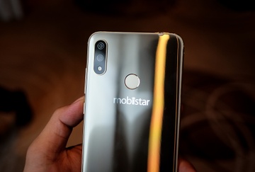 Mobiistar X ra mat o VN - dang giong iPhone X, gia 4,5 trieu dong hinh anh