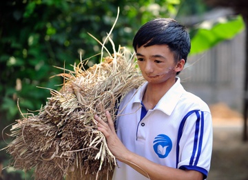 Cuoc song cua nam sinh mang guong mat di tat hinh anh