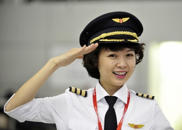 Nu phi cong Viet dau tien trong to bay Vietjet Air hinh anh