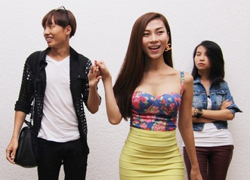 Ban sao Thuy Tien tat bat chuan bi cho show thoi trang toc hinh anh
