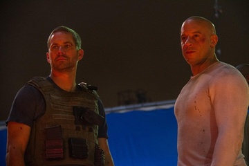 Tai sao nha san xuat doi lich cong chieu 'Fast & Furious 7'? hinh anh