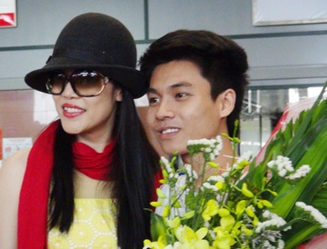 Thu Phuong va chong duoc chao don ngay tro ve Ha Noi hinh anh