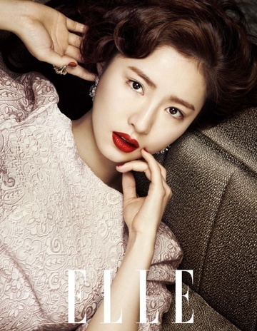 Shin Se Kyung gợi cảm trên tạp chí Elle.